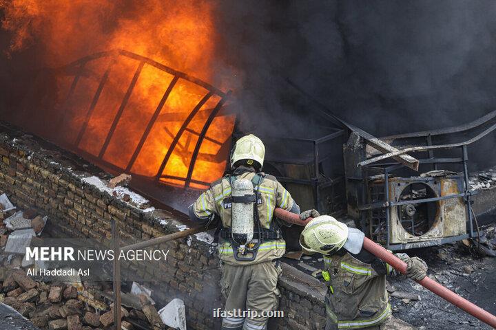 آتش سوزی شدید ۳۰ مغازه در بازار تهران