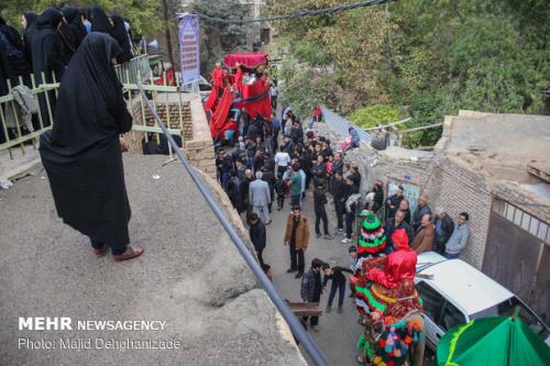 سوگواری بانوان شهر زیر آسمان روضه