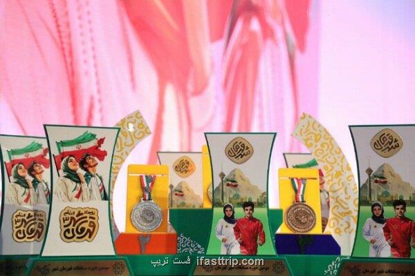 تجلیل از پیشکسوتان ورزشی و خانواده شهدا در اختتامیه قهرمان شهر