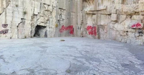 نقاشی های اسپری ای، حک نام ها، خطوط تراشیده، دوده آتش و... در یادگار دوره هخامنشی