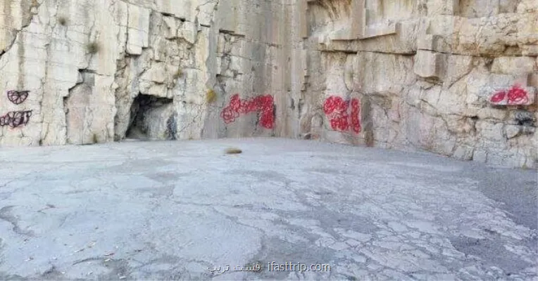 نقاشی های اسپری ای، حک نام ها، خطوط تراشیده، دوده آتش و... در یادگار دوره هخامنشی