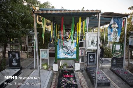 پرچم مزار شهدا تعویض شد